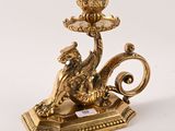 une image représentant un bougeoir doré orné d'un dragon
