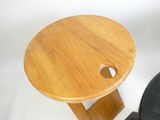 une petite table en bois avec un trou dans le plateau