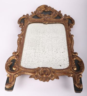 un miroir ancien avec un cadre doré sur fond blanc