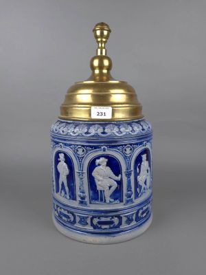 un vase bleu et blanc muni d'un couvercle doré et d'une partie supérieure dorée