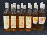 six bouteilles de vin sont alignées sur une table