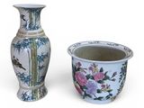 deux vases posés l'un à côté de l'autre sur une surface blanche