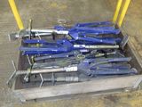 de nombreux outils dans une caisse en bois posée par terre