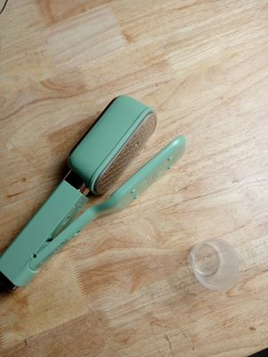 un sèche-cheveux vert posé sur une table en bois