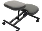 une photo d'une chaise de bureau noire équipée d'un repose-pieds