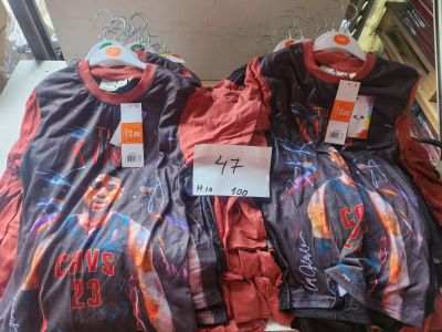 Lot de 100 tee-shirts enfant NBA de différentes taille, colo…