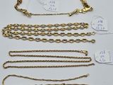 une collection de chaînes et de bracelets en or