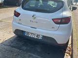 une voiture blanche garée sur le bord de la route