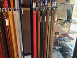 de nombreuses ceintures exposées dans un magasin