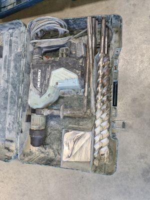 une valise contenant des outils, posée par terre