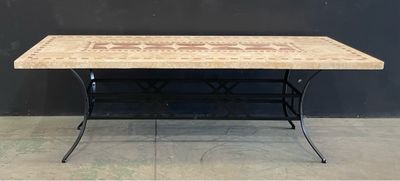 une image représentant une table avec un plateau en carrelage et des pieds en fer