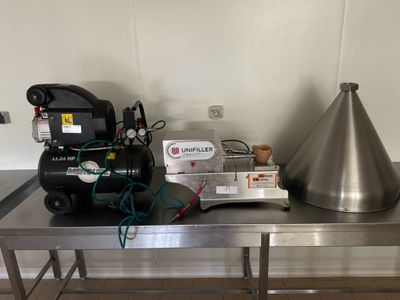 une table en métal surmontée d'un cône métallique