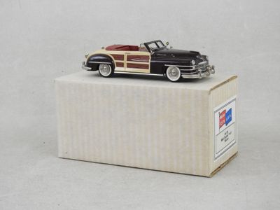 une voiture jouet posée sur une boîte