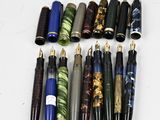 beaucoup de stylos alignés sur une table