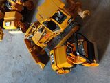 deux engins de chantier miniatures posés par terre
