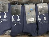 trois paires de chaussettes bleues ornées d'écouteurs, dans une boîte