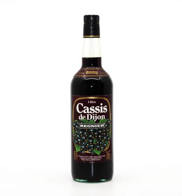 une bouteille de liqueur « Cassois de Bjoon » sur fond blanc