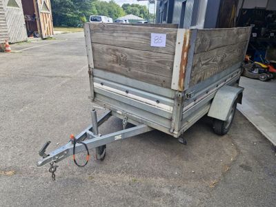 une remorque avec une caisse en bois à l'arrière