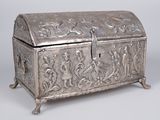 une vieille boîte en argent ornée d'un motif sur le devant