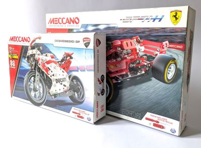 deux boîtes contenant un modèle de voiture de course et un modèle de moto