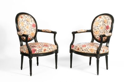 paire de fauteuils de style Louis XVI avec assises rembourrées à motifs floraux