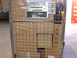 un chariot contenant de nombreux cartons dans un entrepôt