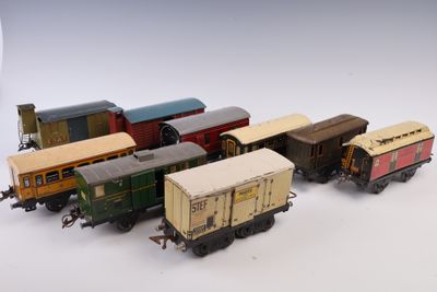 plusieurs petits trains sont alignés sur une surface blanche