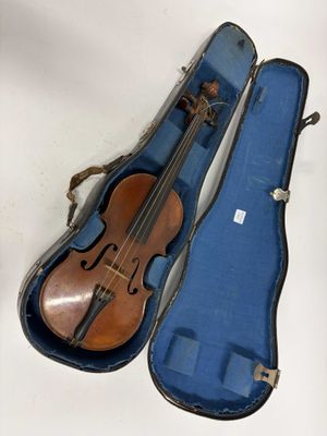 un violon dans un étui bleu posé sur une surface blanche