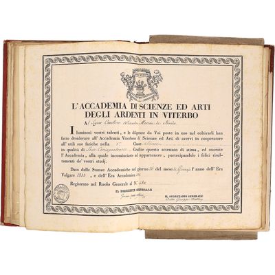 un vieux livre avec une image en noir et blanc sur la couverture