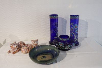 trois vases et un bol posés sur une table