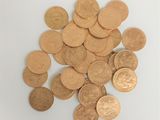 une pile de pièces de monnaie posée sur une surface blanche