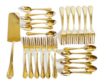 beaucoup de fourchettes et de cuillères en or sur la table