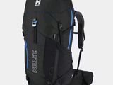 un gros plan d'un sac à dos sur fond blanc