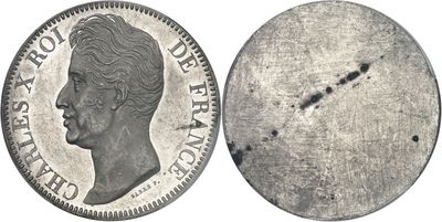 gros plan d'une pièce d'argent avec un visage dessus