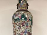 un vase posé sur une étagère dans une pièce