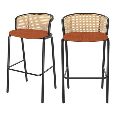 une paire de tabourets de bar noirs et orange avec des assises tressées