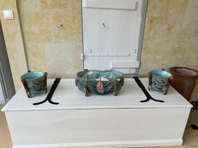 trois bols posés sur une boîte blanche