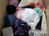 une boîte en carton remplie de vêtements et d'autres objets