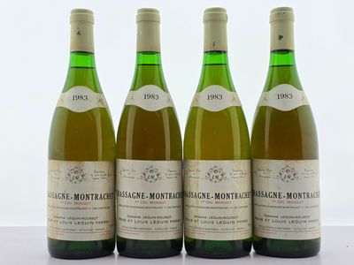 trois bouteilles de vin posées sur une table l'une à côté de l'autre