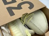 une boîte contenant une paire de chaussures