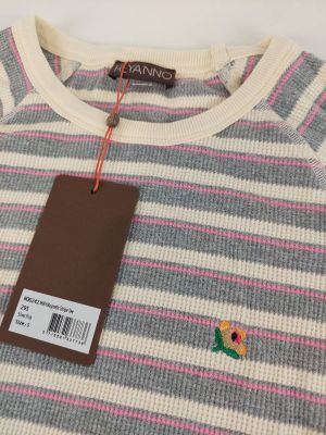 un gros plan d'un pull rayé avec une étiquette dessus
