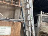 un camion garé devant un immeuble, avec une échelle