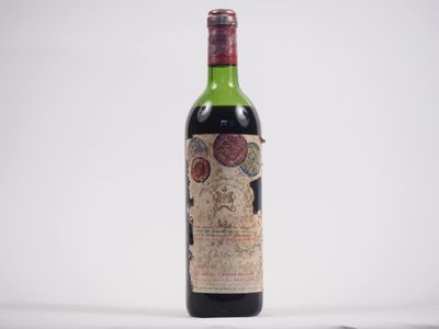 une bouteille de vin posée sur une table