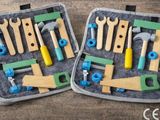 deux jeux d'outils dans la mallette posée sur la table