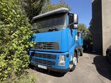 un camion bleu garé à côté d'un immeuble