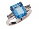 gros plan d'une bague avec une pierre bleue et des diamants
