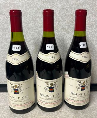 trois bouteilles de vin posées les unes à côté des autres sur un plan de travail