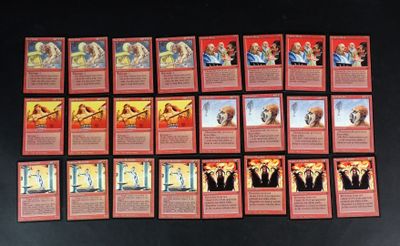 un lot de cartes posées sur une table