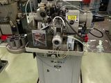 une machine posée sur une table dans une pièce