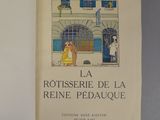 un livre ouvert sur lequel figure l'image d'un homme et d'une femme devant un immeuble